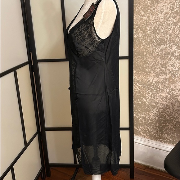 Chic Black Lace Chemise - Picture 5 of 9